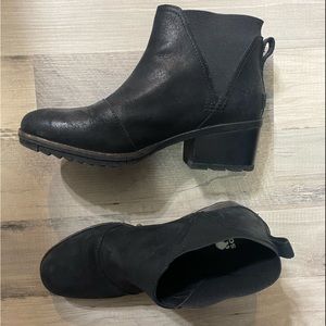 Black leather Sorel booties